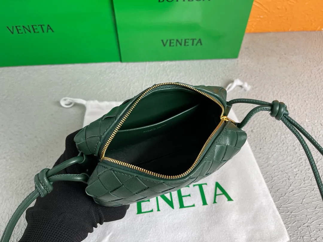 Batch 1160 BOTTEGA VENETA/Bottega 2021 new women's POUCH crossbody bag clutch, lntfecciato woven leather crossbody mini handbag, single internal open pocket, zipper closure, computer embroidered leather shoulder strap can be adjusted in length, model: 9896 Color: Raintree Green Origin: Italy Size: 17*12*8